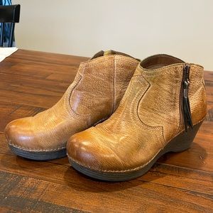 Dansko Veronica Bootie Tan size 38